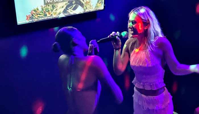 Friends singing karaoke together at Spinners Maroochydore Sunshine Coast